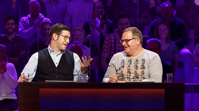 Bild: ARD/Morris Mac Matzen Rateteam-Kapitän Elton und der Jäger aus "Gefragt-Gejagt", Sebastian Jacoby, bilden ein Rateteam.