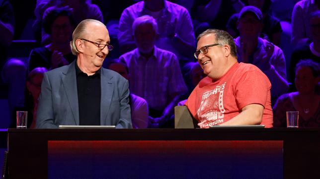 Bild: ARD/Morris Mac Matzen Rateteam-Kapitän Elton und der Komiker Mike Krüger bilden ein Rateteam.