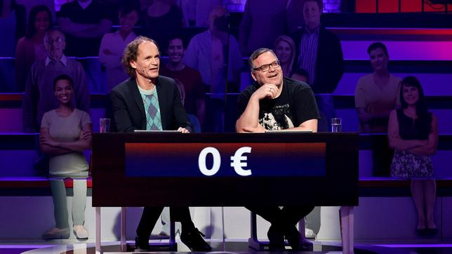 Bild: ARD/Morris Mac Matzen Rateteam-Kapitän Elton und der Komiker Olaf Schubert bilden ein Rateteam.