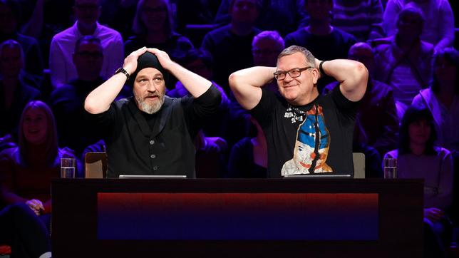 Bild: ARD/Morris Mac Matzen Rateteam-Kapitän Elton und der Komiker und Kabarettist Torsten Sträter zerbrechen sich die Köpfe.