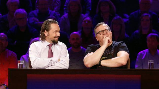 Bild: ARD/Morris Mac Matzen Rateteam-Kapitän Elton und der Kunsthändler und Händler in der Fernsehreihe "Bares für Rares", Wolfgang Pauritsch bilden ein Rateteam.