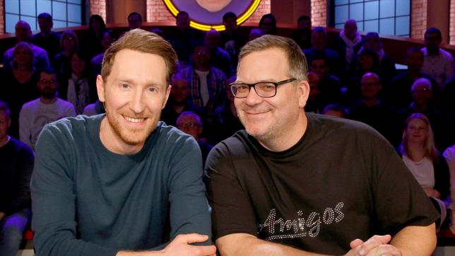 Bild: ARD/Morris Mac Matzen Rateteam-Kapitän Elton und der Moderator Louis Klamroth bilden ein Rateteam.