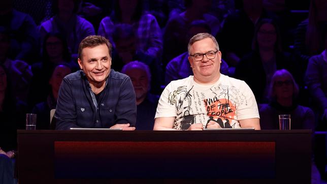 Bild: ARD/Morris Mac Matzen Rateteam-Kapitän Elton und der Moderator und Meteorologe Donald Bäcker bilden ein Rateteam.