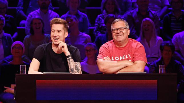 Bild: ARD/Morris Mac Matzen Rateteam-Kapitän Elton und der Musiker "DJ Robin" bilden ein Rateteam.