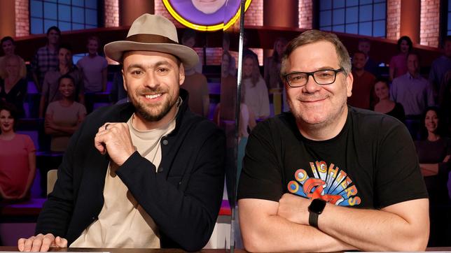 Bild: ARD/Morris Mac Matzen Rateteam-Kapitän Elton und der Musiker Max Mutzke bilden ein Rateteam.