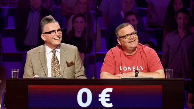 Bild: ARD/Morris Mac Matzen Rateteam-Kapitän Elton und der Musiker und Fernsehmoderator Götz Alsmann bilden ein Rateteam.