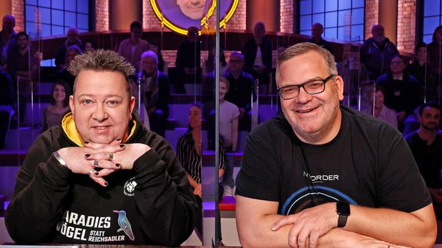 Bild: ARD/Morris Mac Matzen Rateteam-Kapitän Elton und der Musiker und Mitglied der Band 'Die Prinzen', Sebastian Krumbiegel bilden ein Rateteam.
