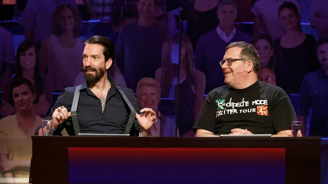 Bild: ARD/Morris Mac Matzen Rateteam-Kapitän Elton und der Musiker von "The BossHoss", Alec Völkel bilden ein Rateteam.