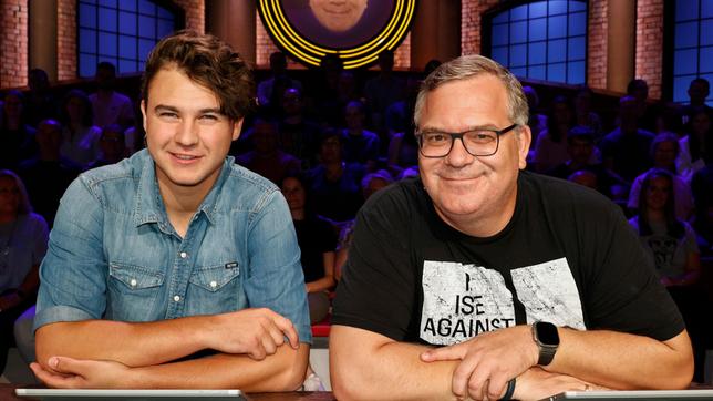 Bild: ARD/Morris Mac Matzen Rateteam-Kapitän Elton und der österreichische Sänger Chis Steger bilden ein Rateteam.