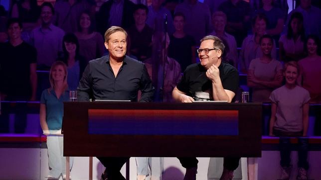 Bild: ARD/Morris Mac Matzen Rateteam-Kapitän Elton und der Radio- und Fernsehmoderator Hinnerk Baumgarten bilden ein Rateteam.