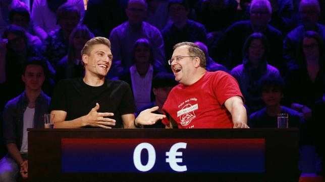 Bild: ARD/Morris Mac Matzen Rateteam-Kapitän Elton und der Radsportler Marcel Kittel bilden ein Rateteam.