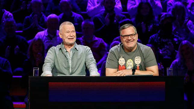 Bild: ARD/Morris Mac Matzen Rateteam-Kapitän Elton und der Sänger Achim Reichel bilden ein Rateteam.