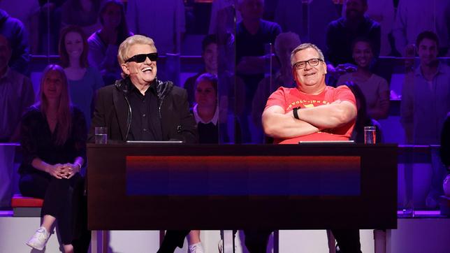 Bild: ARD/Morris Mac Matzen Rateteam-Kapitän Elton und der Sänger Heino Kramm spielen als Team bei "Wer weiß denn sowas?".