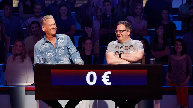 Bild: ARD/Morris Mac Matzen Rateteam-Kapitän Elton und der Sänger und Moderator Olaf Berger bilden ein Rateteam.
