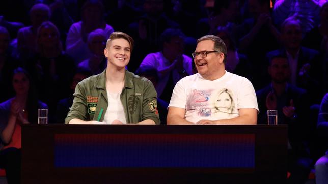 Bild: ARD/Morris Mac Matzen Rateteam-Kapitän Elton und der Sänger Vincent Gross bilden ein Rateteam.