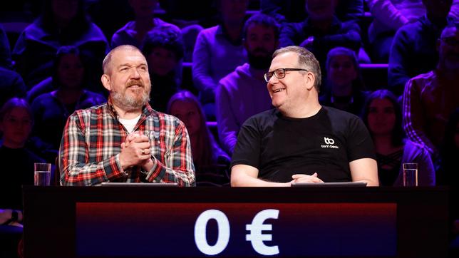 Bild: ARD/Morris Mac Matzen Rateteam-Kapitän Elton und der Schauspieler Dietmar Bär bilden ein Rateteam.