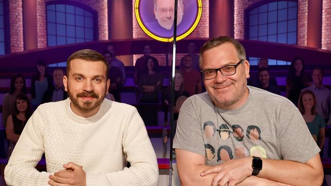 Bild: ARD/Morris Mac Matzen Rateteam-Kapitän Elton und der Schauspieler Edin Hasanovic bilden ein Rateteam.