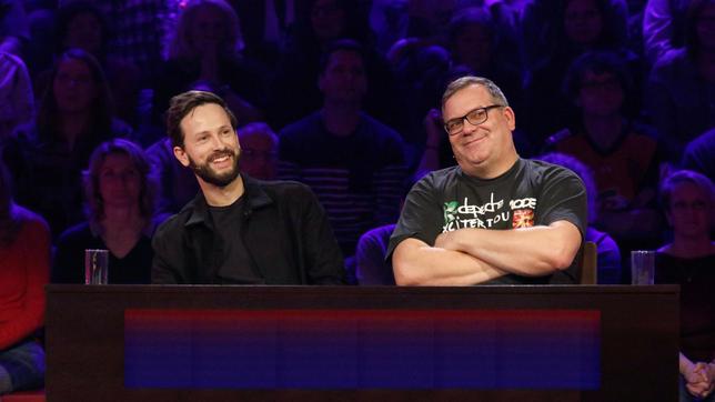 Bild: ARD/Morris Mac Matzen Rateteam-Kapitän Elton und der Schauspieler Franz Dinda bilden ein Rateteam.