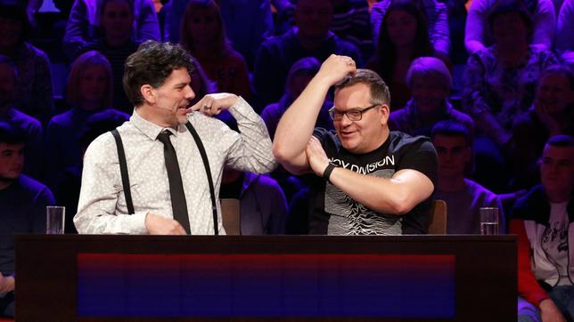 Bild: ARD/Morris Mac Matzen Rateteam-Kapitän Elton und der Schauspieler Gregory B. Waldis bilden ein Rateteam.