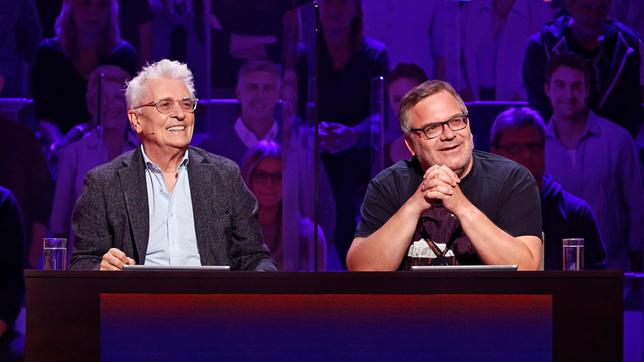 Bild: ARD/Morris Mac Matzen Rateteam-Kapitän Elton und der Schauspieler Henry Hübchen bilden ein Rateteam.