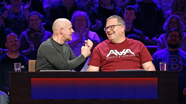 Bild: ARD/Morris Mac Matzen Rateteam-Kapitän Elton und der Schauspieler Jürgen Vogel bilden ein Rateteam.