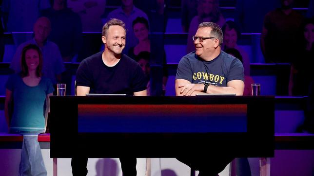 Bild: ARD/Morris Mac Matzen Rateteam-Kapitän Elton und der Schauspieler Maximilian Brückner bilden ein Rateteam.