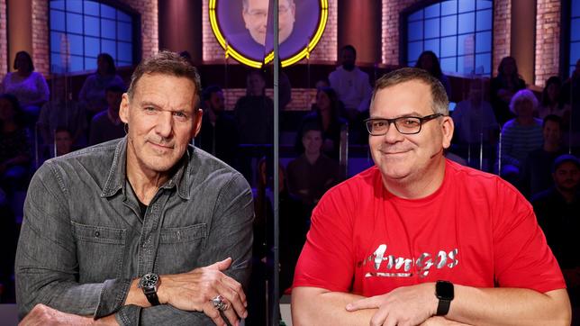 Bild: ARD/Morris Mac Matzen Rateteam-Kapitän Elton und der Schauspieler Ralf Moeller bilden ein Rateteam.