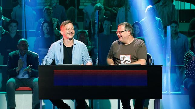 Bild: ARD/Morris Mac Matzen Rateteam-Kapitän Elton und der Schauspieler Tom Wlaschiha (l) bilden ein Rateteam.
