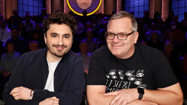 Bild: ARD/Morris Mac Matzen Rateteam-Kapitän Elton und der Singer-Songwriter Philipp Dittberner bilden ein Rateteam.