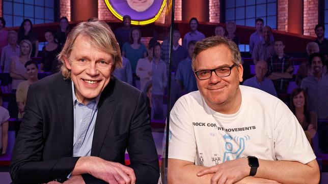 Bild: ARD/Morris Mac Matzen Rateteam-Kapitän Elton und der Sportjournalist Alexander von der Groeben bilden ein Rateteam.