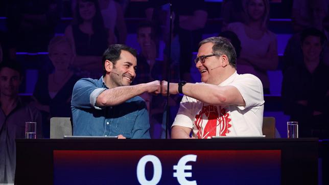 Bild: ARD/Morris Mac Matzen Rateteam-Kapitän Elton und der TV-Koch Ali Güngörmüs bilden ein Rateteam.
