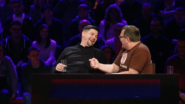 Bild: ARD/Morris Mac Matzen Rateteam-Kapitän Elton und der TV-Koch Tim Mälzer bilden ein Rateteam.