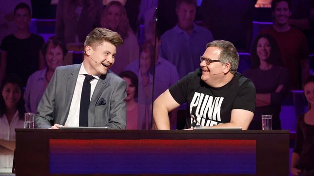 Bild: ARD/Morris Mac Matzen Rateteam-Kapitän Elton und der YouTuber Felix von der Laden bilden ein Rateteam.