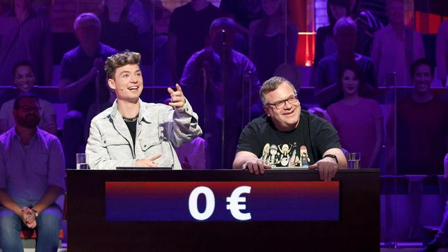Bild: ARD/Morris Mac Matzen Rateteam-Kapitän Elton und der YouTuber und Musiker, Heiko Lochmann bilden ein Rateteam.