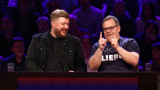 Bild: ARD/Morris Mac Matzen Rateteam-Kapitän Elton und der "YouTuber" Wilke Zierden bilden ein Rateteam.