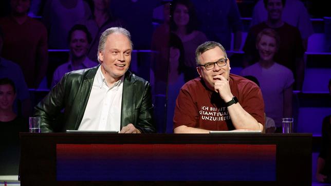 Bild: ARD/Morris Mac Matzen Rateteam-Kapitän Elton und der Zauberkünstler André Sarrasani) bilden ein Rateteam.