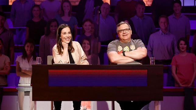 Bild: ARD/Morris Mac Matzen Rateteam-Kapitän Elton und die Fernsehmoderatorin Alina Stiegler bilden ein Rateteam.