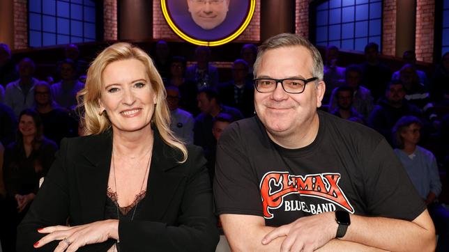 Bild: ARD/Morris Mac Matzen Rateteam-Kapitän Elton und die Fernsehmoderatorin Claudia Kleinert bilden ein Rateteam.