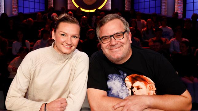 Bild: ARD/Morris Mac Matzen Rateteam-Kapitän Elton und die Fußballspielerin Alexandra Popp bilden ein Rateteam.