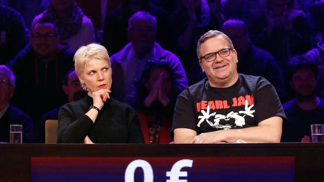 Bild: ARD/Morris Mac Matzen Rateteam-Kapitän Elton und die Komikerin Cordula Stratmann bilden ein Rateteam.