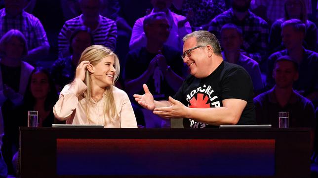 Bild: ARD/Morris Mac Matzen Rateteam-Kapitän Elton und die Kunstturnerin Emma Malewski bilden ein Rateteam.