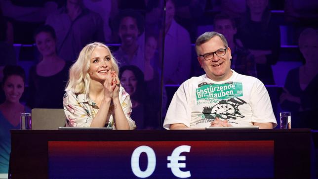 Bild: ARD/Morris Mac Matzen Rateteam-Kapitän Elton und die Moderatorin Janin Ullmann bilden ein Rateteam.