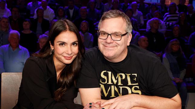 Bild: ARD/Morris Mac Matzen Rateteam-Kapitän Elton und die Moderatorin Lea Wagner bilden ein Rateteam.