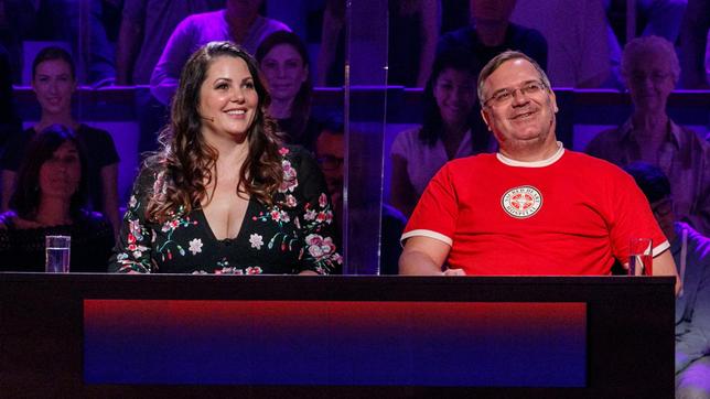 Bild: ARD/Morris Mac Matzen Rateteam-Kapitän Elton und die Moderatorin Paula Lambert bilden ein Rateteam.