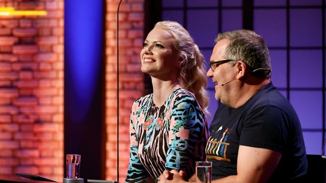 Bild: ARD/Morris Mac Matzen Rateteam-Kapitän Elton und die Moderatorin und Model Franziska Knuppe bilden ein Rateteam.