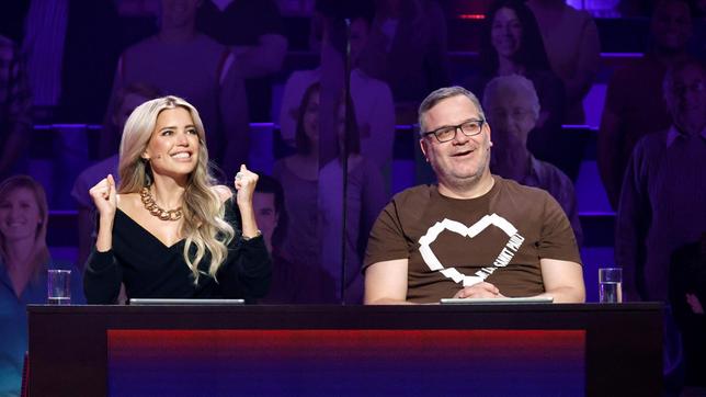 Bild: ARD/Morris Mac Matzen Rateteam-Kapitän Elton und die Moderatorin und Model Sylvie Meis bilden ein Rateteam.