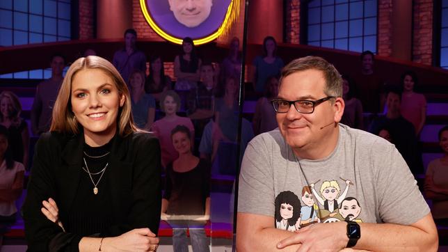 Bild: ARD/Morris Mac Matzen Rateteam-Kapitän Elton und die Moderatorin Viviane Geppert bilden ein Rateteam.
