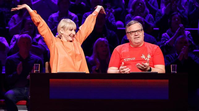 Bild: ARD/Morris Mac Matzen Rateteam-Kapitän Elton und die Musikerin Leslie Clio bilden ein Rateteam.
