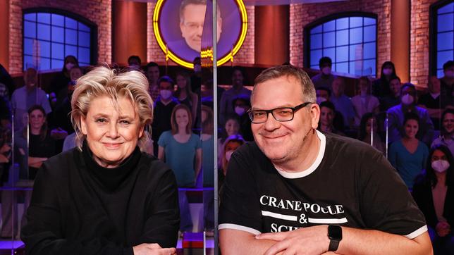 Bild: ARD/Morris Mac Matzen Rateteam-Kapitän Elton und die Sängerin Gitte Hænning bilden ein Rateteam.