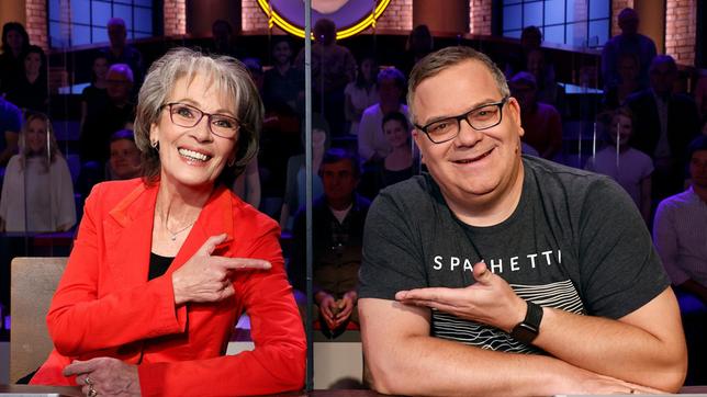 Bild: ARD/Morris Mac Matzen Rateteam-Kapitän Elton und die Sängerin Ingrid Peters bilden ein Rateteam.